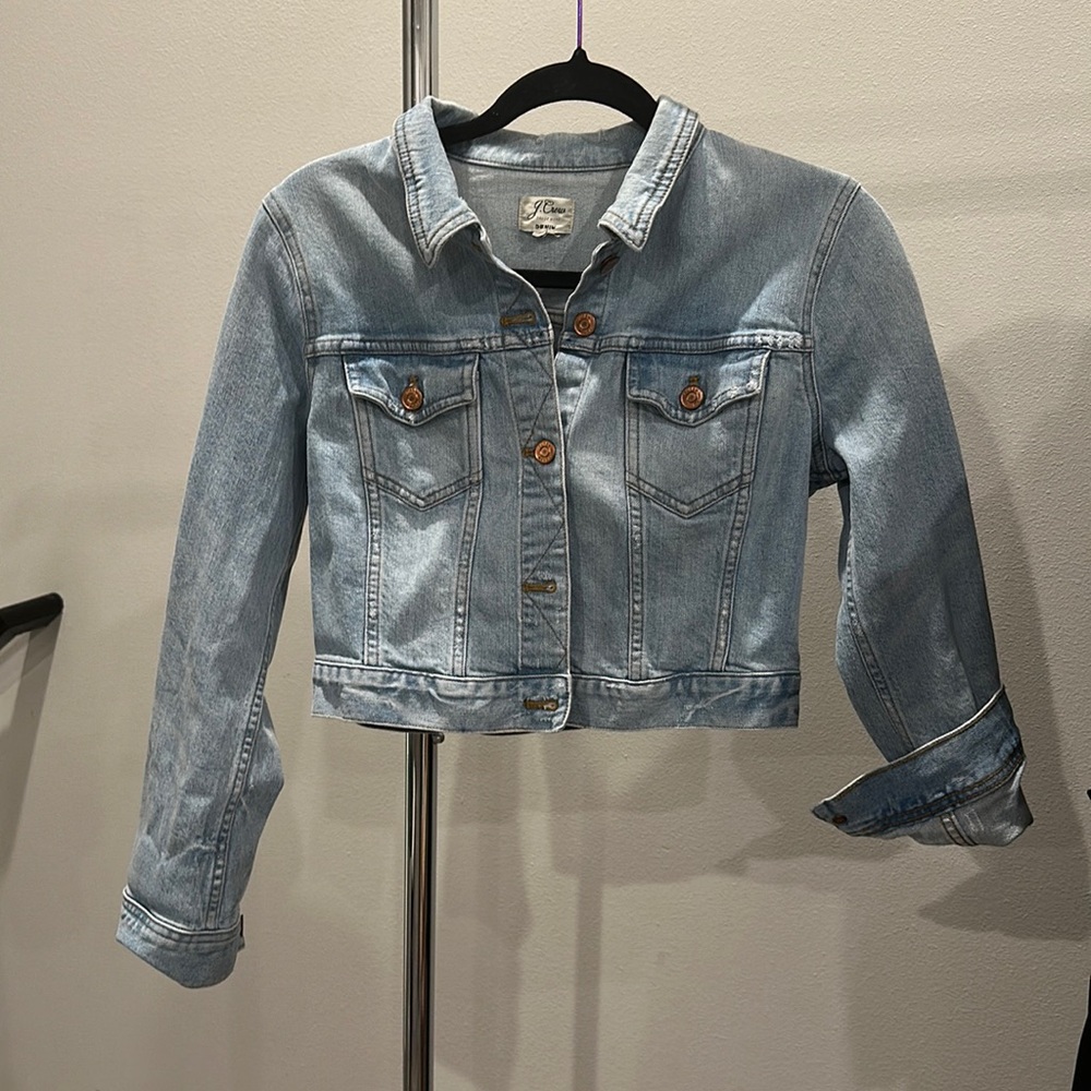 Super comfy JCrew short denim jacket that’s perfect over any fit you choose!😘